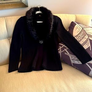 Black ribbed knit sweater with removable faux fur collar